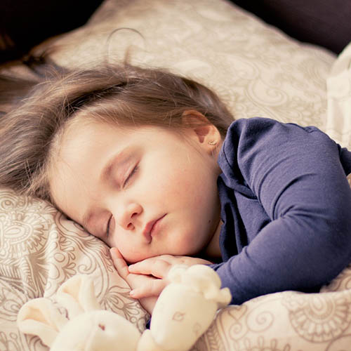  une maman avec son bébé pharmacie Beaujean